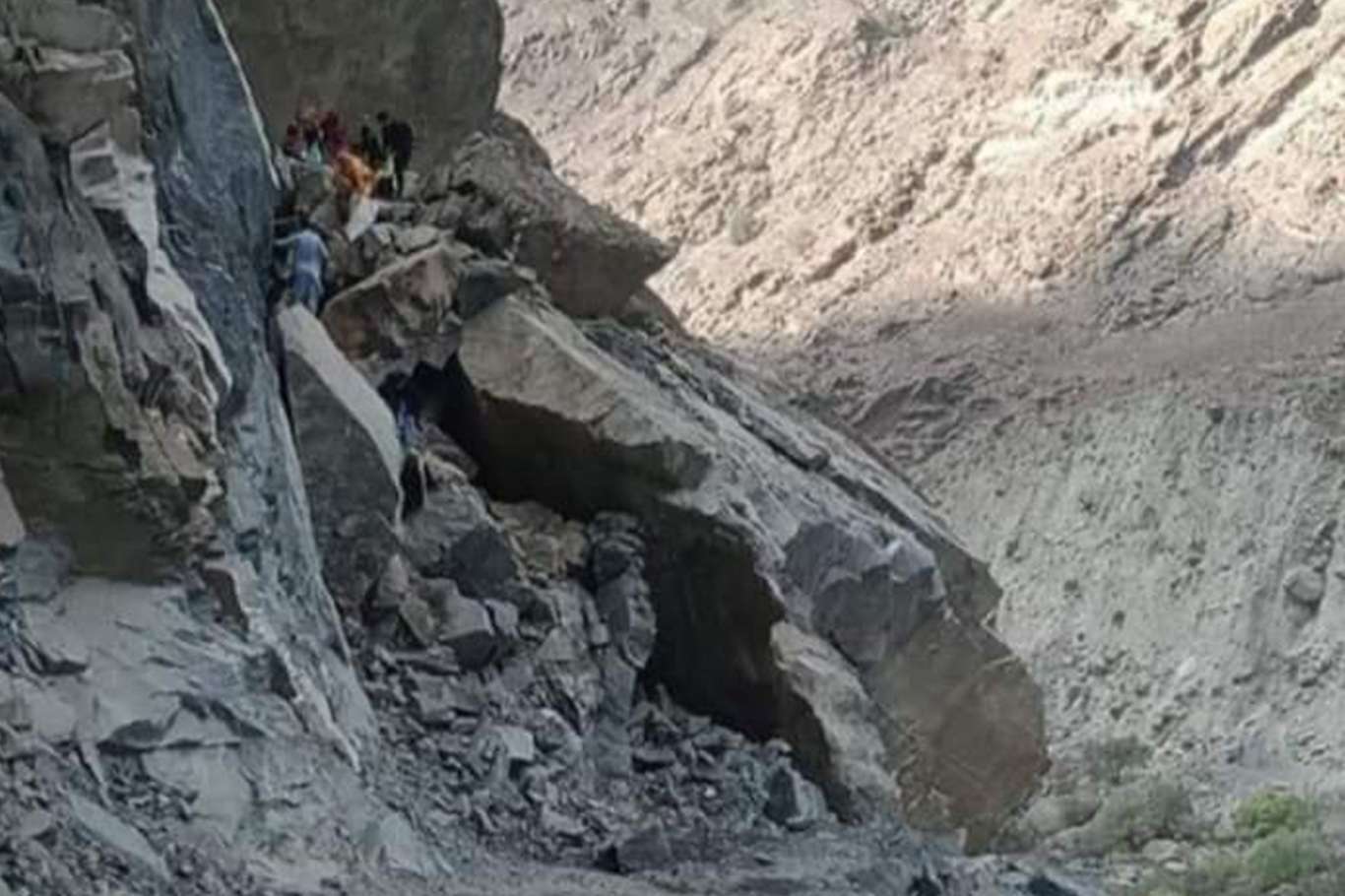 Pakistan'daki heyelanda minibüs toprağın altında kaldı: 10 ölü